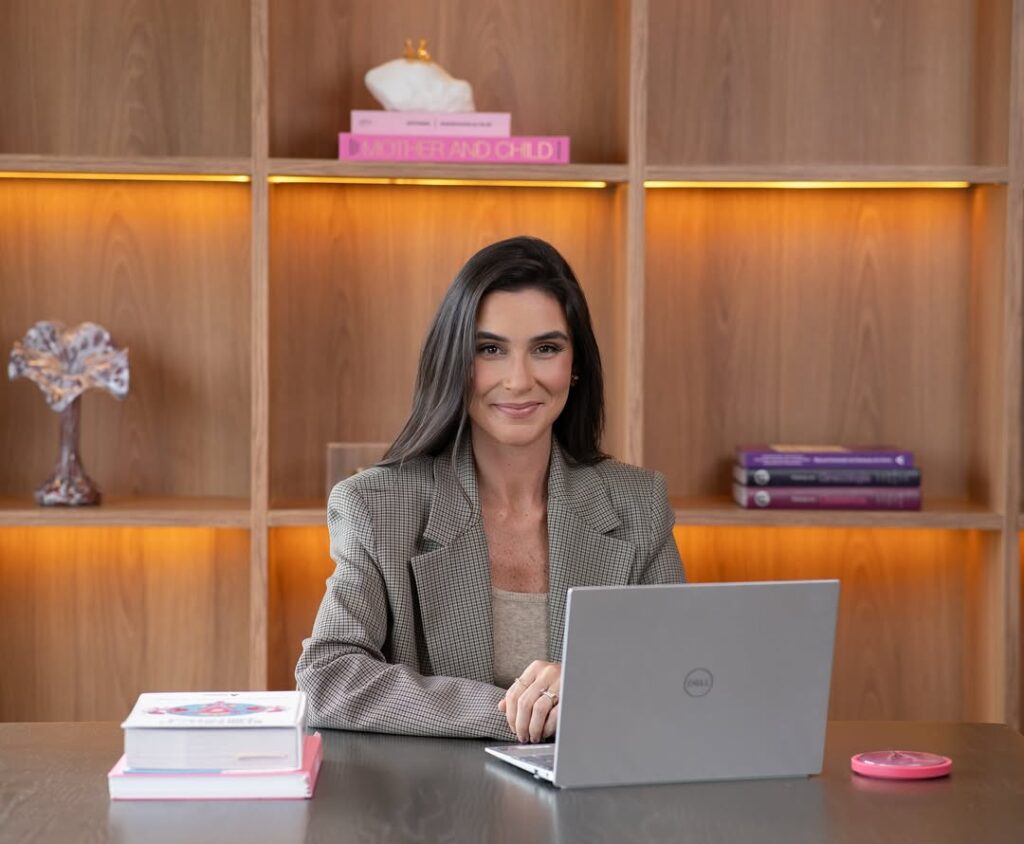 Ginecologista Dra Mariana em seu consultório preparada para receber a paciente.