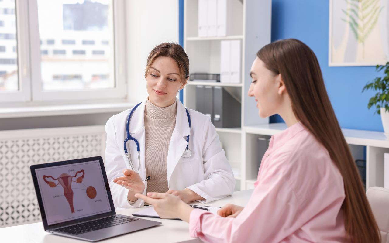 Ginecologista explicando para paciente os métodos contraceptivos de longa duração