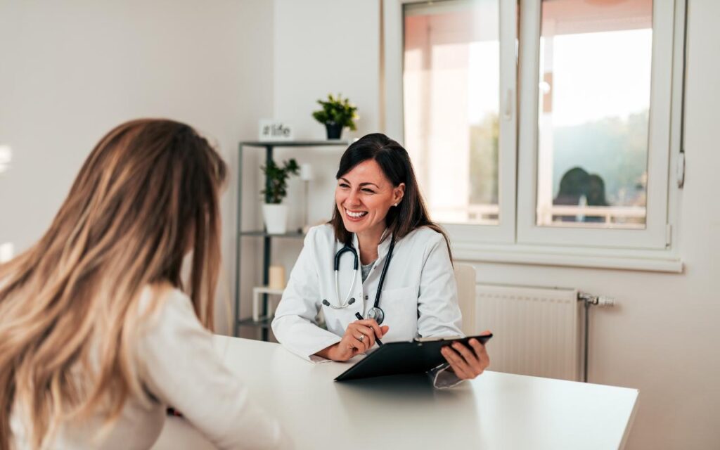 Ginecologista explicando sobre o climatério para paciente,