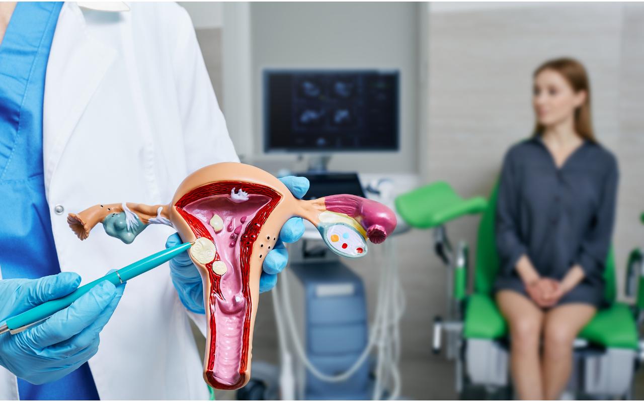 Ginecologista explicando para paciente o que é o sangramento uterino anormal.