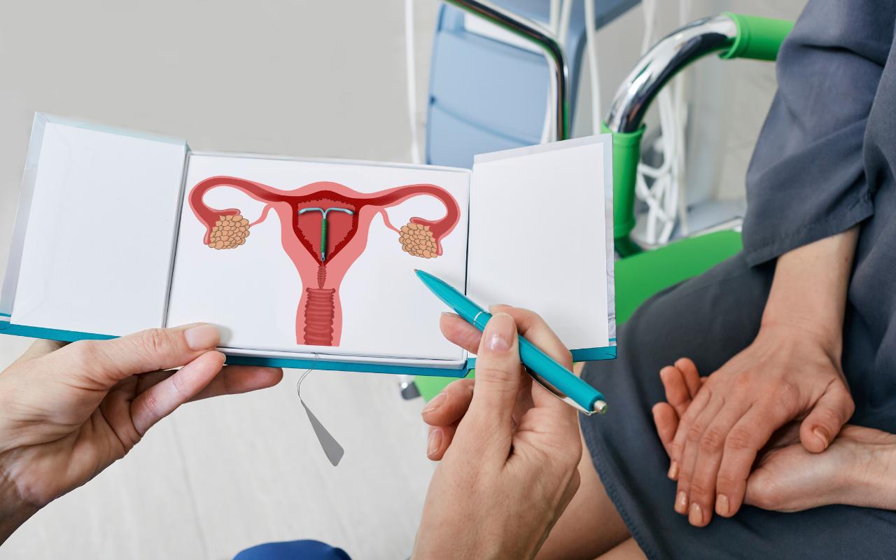 Ginecologista explicando para paciente como funciona a reposição hormonal na menopausa.