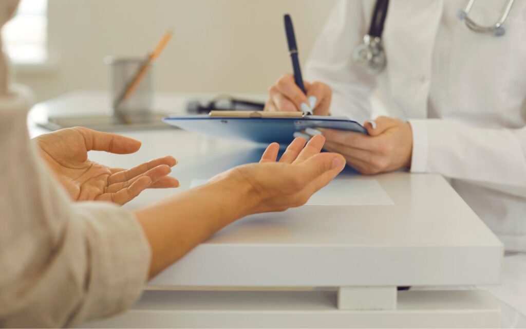 Ginecologista explicando a diferença entre menopausa e climatério. 